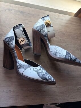 NWOB Burberry Cherwell Graphic Heels size 37